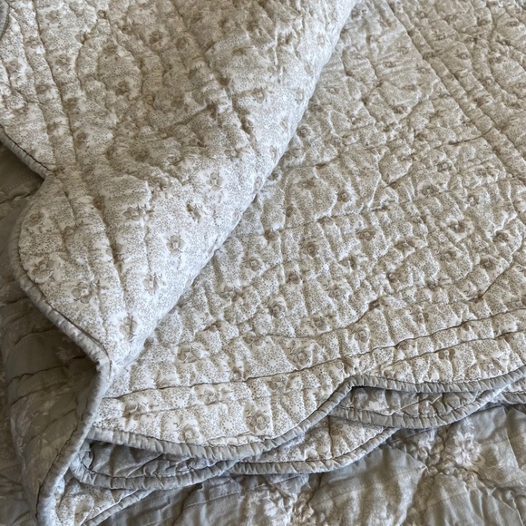 Pierre Deux quilted reversible queen size comforter and 4matching pillow cases - Picture 4 of 5